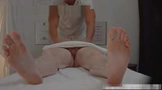 Online film gorgeous teen spreading her legs for hot massage