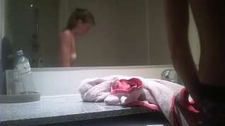 Online film Spycam catch girl taking shower 2