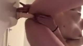 Online film Slut Plays With Her Toy Before She Showers