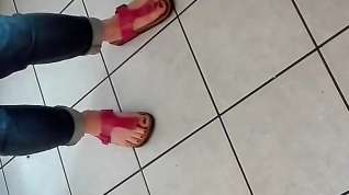 Online film Sexy Feet in pink shoes of a MILF