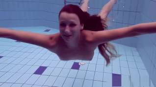 Online film Lucy swimming in the pool