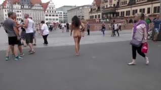 Online film Kira walks completely nude in a German town