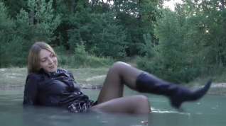 Online film Girl in wet boois