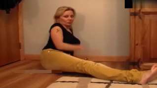 Online film Girl farting in Yellow Jeans