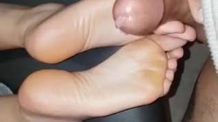 Online film Guy cumming on wife's sexy soles