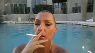 Online film Hot Babe Swimming and having a 120 Smoke