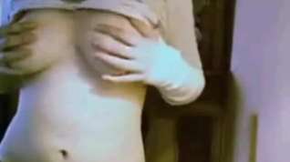 Online film Webcam-Girl showes nice Tits