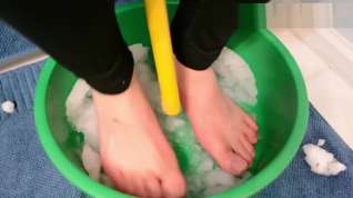 Online film Foot Torture: Feet in Snow for 39 minutes