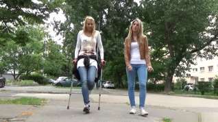 Online film Sprain crutches