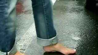 Online film barefeet in a parking mall
