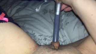 Online film Horny girl finds new use for makeup brush