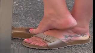 Online film out of her sweaty birkenstock-sandals