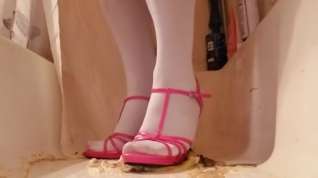 Online film Banana sploshing/crush in stockings and pink heels