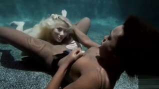 Online film Snacking on Simone - underwater