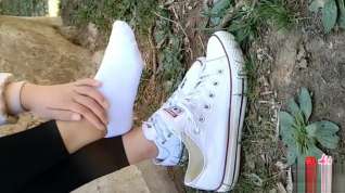 Online film Chinese girl sprains foot in white ankle socks and black leggings
