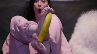 Online film Peeling a banana with her feet
