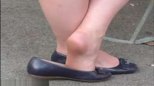 Online film thin nyloned feet, out of shoes