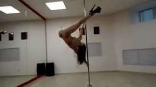 Online film Seductive Brunette Pole Dancer Puts On A Fabulous Show For