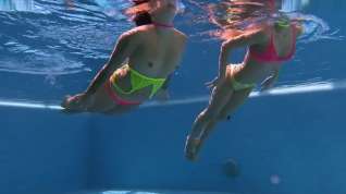 Online film underwater couple bikini