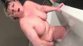 Online film Nasty Mature Masturbates In Bathtub
