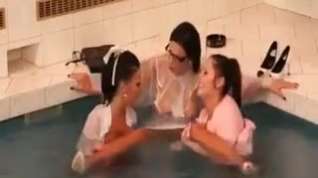Online film Lesbians Getting Wet In The Pool