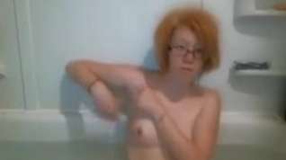 Online film Redhead Nerd Shaving In The Bathtub