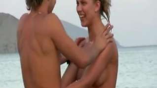 Online film Exibitionist Girl Getting Naked On The Beach