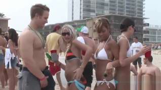 Online film Raunchy Hotties Have Fun At The Beach