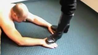 Online film Boots hand trample