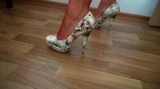 Online film demonstration of high heels in red stockings