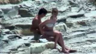 Online film Couple timide se frotte sur une plage au soleil