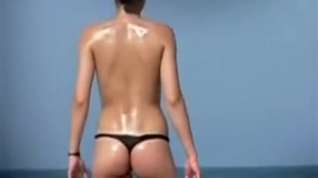 Online film Debout une femme en string fume sur la plage