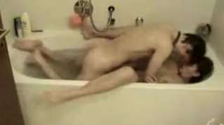 Online film Couple torride baise dans la baignoire pleine d'eau