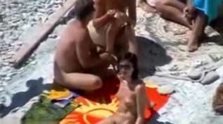Online film Il tripote une jeune nana a la plage devant son epouse