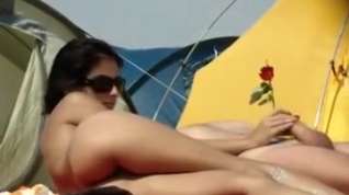 Online film Il masse les belles fesses de sa femme sur la plage