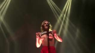 Online film Swedish blonde flashes her tits on stage! #Tove Lo