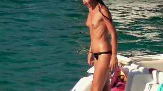 Online film Viens mater cette jolie jeune fille qui bronze en topless et se fait filmer a son insu