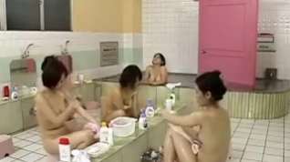 Online film Une japonaise branle malgre elle dans les bains publics