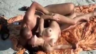 Online film Une meuf sexy suce son mec et baise avec sur la serviette de plage