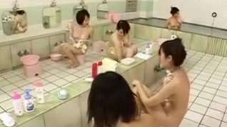Online film Un mec entre dans les douches des filles japonaises nues