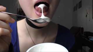 Online film Cute girl licks cream - Une jolie fille leche de la creme