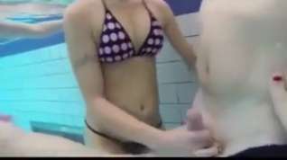 Online film Handjobs and blowjobs in the swimming pool