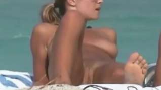 Online film Beach girls show tits and pussy