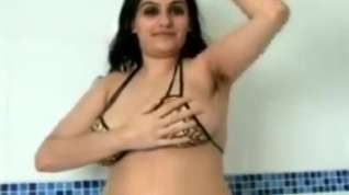 Online film Desi paki BIG BOOBS model bathing nude