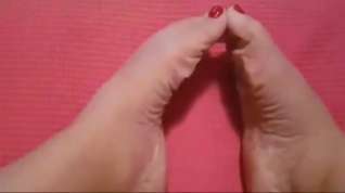 Online film Sonia moves her sexy (size 37) feet