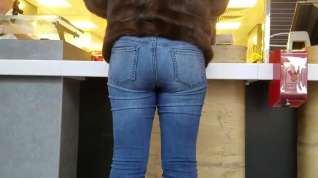 Online film Plump ass waiting for fast food