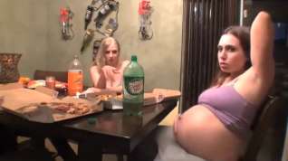 Online film Pregnant Pizza