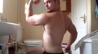 Online film Muscle guy flexing jerks off