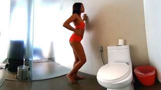 Online film Hot Teen In Red Underwear In The Bathroom - VRPussyVision