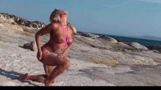 Online film Hot blonde milf posing exposing micro bikini on the beach 2